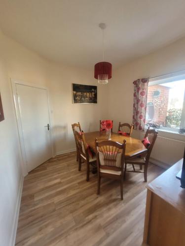 Polly's Place - A lovely 3 bed first floor flat, near to beach with free parking