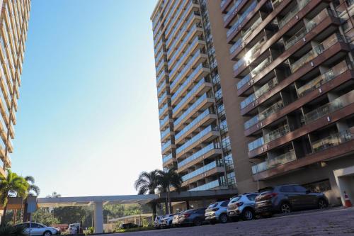FLAT VPM - Cozinha, Varanda, Ar Cond, Estacionamento, Cama Queen, Vista Incrível, 400mb Wi-fi, TV Smart, Serviços de Streaming, Ducha Forte, Próximo a Barra da Tijuca e Recreio, 10min de carro da Praia
