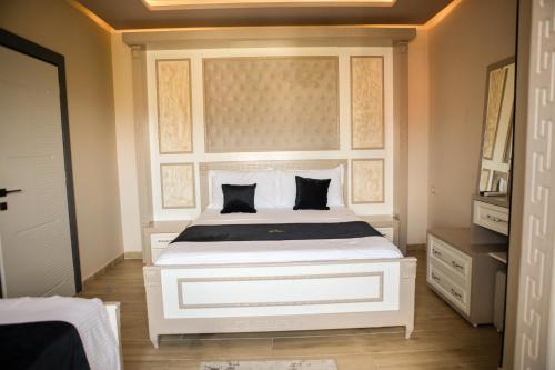 1 queen bed, 1 twin bed