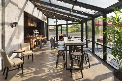 Restaurant, Delta Hotels Minneapolis Northeast near Mariucci Arena