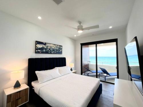 Oceanfront with 7 mile beach views, Ground-Floor, Pool, Sleeps 6, West Bay (foto 4)