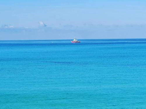 Oceanfront with 7 mile beach views, Ground-Floor, Pool, Sleeps 6, West Bay (foto 7)