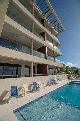 Oceanfront with 7 mile beach views, Ground-Floor, Pool, Sleeps 6, West Bay (foto 9)