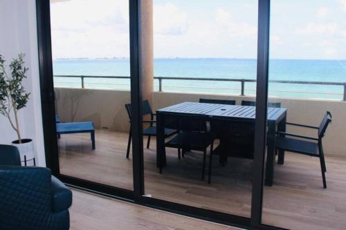 Luxury Ocean front SeaDreams 2 with 7 Mile Beach Views