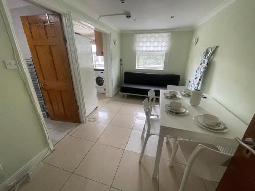 Entire 3 BR Home - Minutes to Emirates Stadium!, London