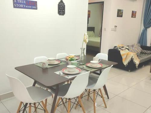 Infinity pool apartment with stunning sunset view - GM Remia Residence Ambang Botanic in Bukit Tinggi