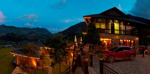 Exterior view, Black Ship  Sapa in Ta Phin