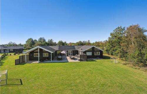  Beautiful Home In lbk With 9 Bedrooms, Sauna And Indoor Swimming Pool, Pension in Ålbæk