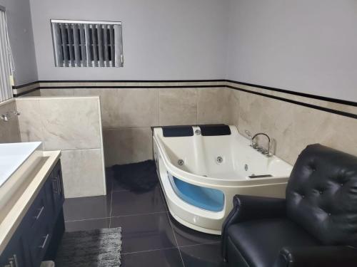 Baño, The Palms- Caribbean Estates -10 minutes from the beach- Gated Community in Portmore