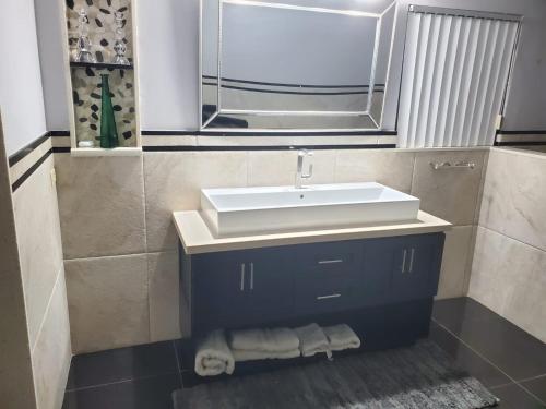 Baño, The Palms- Caribbean Estates -10 minutes from the beach- Gated Community in Portmore