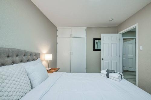 Fun City Haven Spacious Retreat in Fresno thumb 2