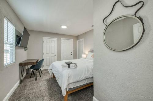 Fun City Haven Spacious Retreat in Fresno thumb 4