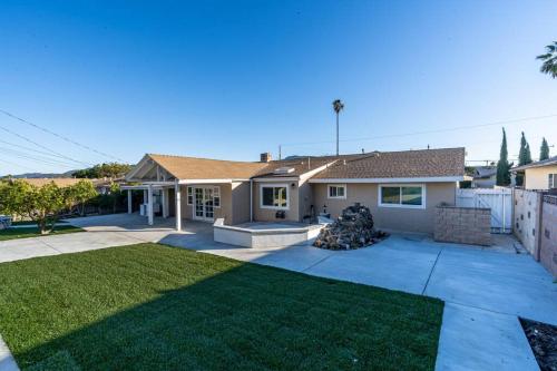 Modern 3 King Beds, Beautiful Large Backyard, WFH, Long Stays, Waterfall, WI-FI, FWY, 25 mins to Beach - Moorpark, CA
