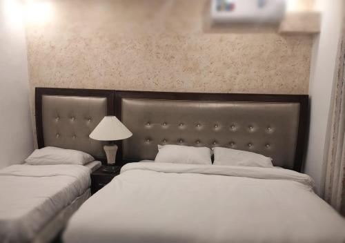1 queen bed, 1 twin bed