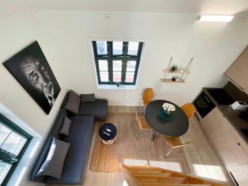 Vibrant apartment on bustling street, above a restaurant Perfect for tourists,