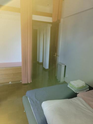 Comfy room near Metro and Airport, Лиссабон