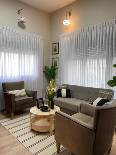 Luxury Dizengoff Studio with Large Private Backyard 5 Min Walk to the Beach