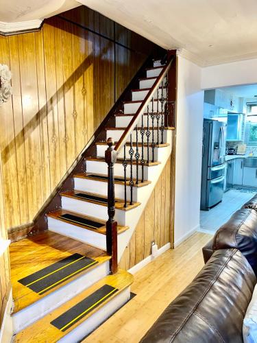 LGA airport 3 mins, 3 BR Duplex House, Parking and private backyard, 9mins subway! in East Elmhurst, USA
