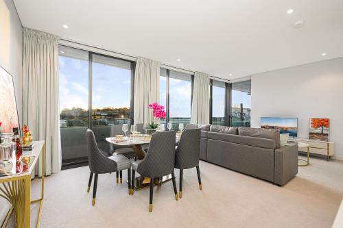 Mortlake Modern 2Br Apt with big balcony & parking