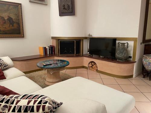 Shared lounge/TV area, Villa Mario - Casa Vacanze in Lavena Ponte Tresa
