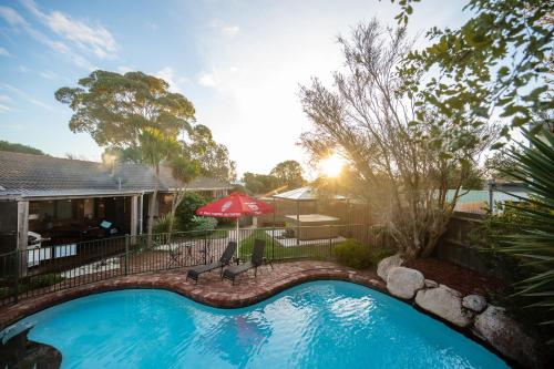 Fun Filled Renovated 80's Gem, 400m to Beach!