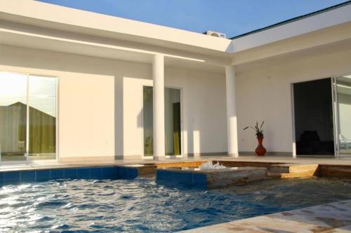Casa campestre californiana con piscina privada