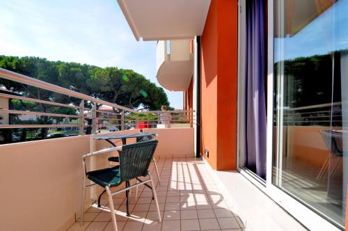 Triple Room with Balcony image 6