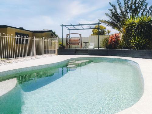 B&B Lake Illawarra - Sunny Shores House with Private Pool - Bed and Breakfast Lake Illawarra