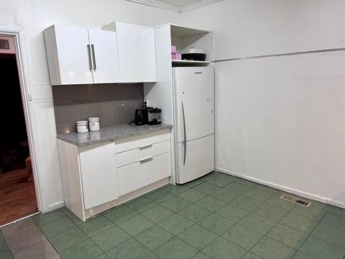 BEST VALUE: 2BR House Near shops & Noble Park Station