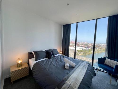 Waterfront Luxury - Brand new 2Bed/2Ba with City/River Views & FREE Parking