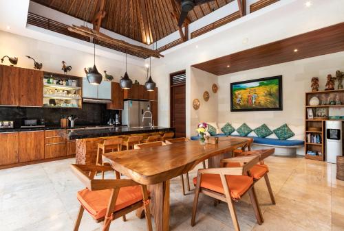 Welcome to Villa Liang, a verdant 3 bedrooms villa in Ubud