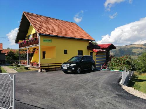 Apartment with Mountain View