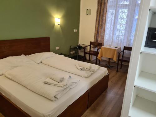 Double Room image 3