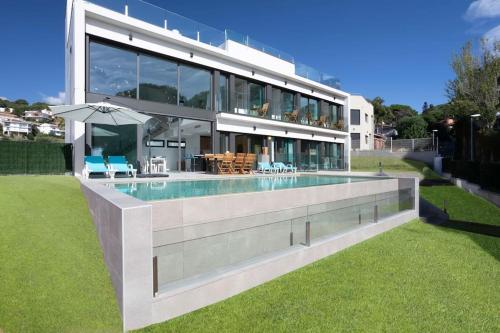 NEW: Villa Costa Barcelona BEACH 2 infinity pools!