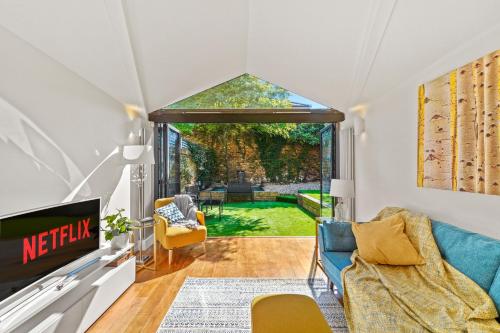 3 Bedroom Mews Home - Clapham Common - Free Private Parking - Sleeps 5 - Newly Refurbished - Sweetpea & Pillow Properties gîte à louer Euro Lodge Clapham