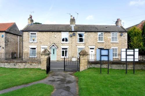 Cosy Country Escape | Fireplace & Views | Leeds & York, Leeds