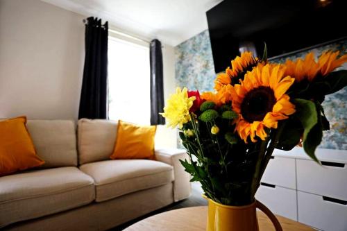 Stylish Village Townhouse w/ Parking – Near Leeds & York, Leeds (Foto 10)