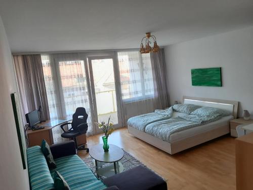 B&B Wien - Serviced Apartment with Sunny Balcony - Bed and Breakfast Wien