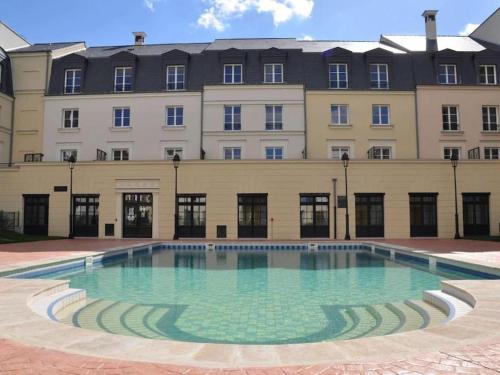 Disneyland Deluxe flat, outside pool, Climatisation, 1 min to Disney Parks