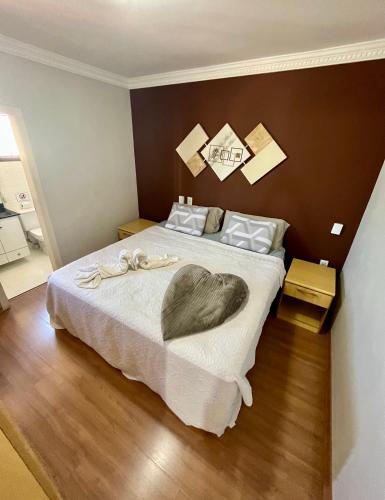 Apto para CASAL com bela VISTA, cama KING, COZINHA COMPLETA, VARANDA, PISCINA, SAUNA, PORTARIA 24h e GARAGEM