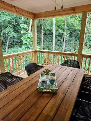 A Creekside Cottage 7 acres, Sliding Rock, Waterfalls & Hiking in Old Fort, USA