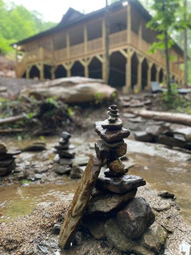 A Creekside Cottage 7 acres, Sliding Rock, Waterfalls & Hiking in Old Fort, USA