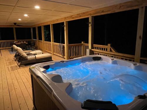 A Creekside Cottage 7 acres, Sliding Rock, Waterfalls & Hiking in Old Fort, USA