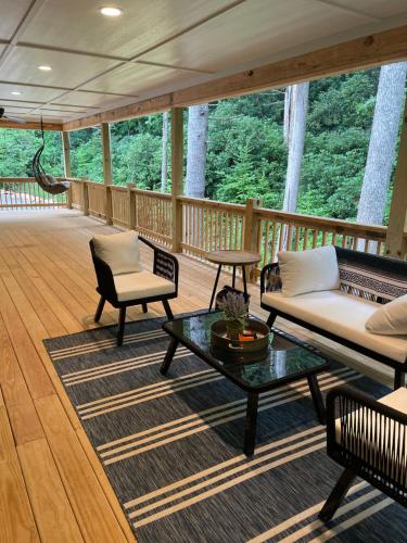 A Creekside Cottage 7 acres, Sliding Rock, Waterfalls & Hiking in Old Fort, USA