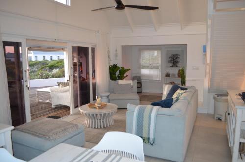 Stunning Beach House in Grotto Bay in Grotto Bay