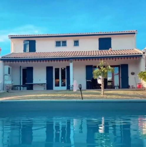 Belle villa avec grande piscine 12 couchages 100m du tram gîte à louer Golf Bordeaux Lac