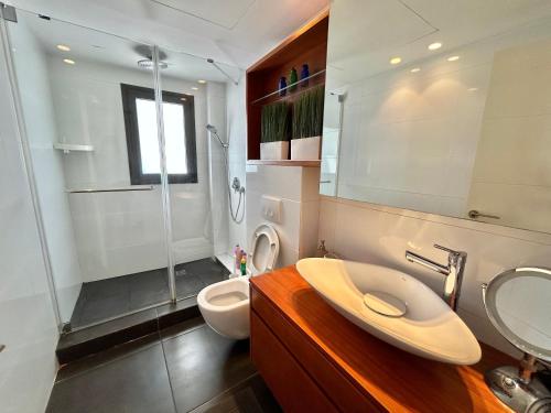 浴室, Beautiful 2BR In Ramat Gan in 北特拉維夫
