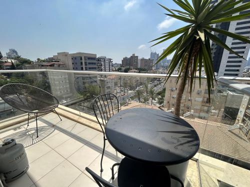 陽台/露台, Beautiful 2BR In Ramat Gan in 北特拉維夫