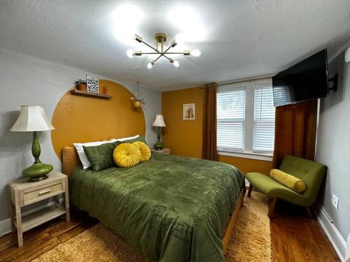 Retro Retreat Minutes From Downtown