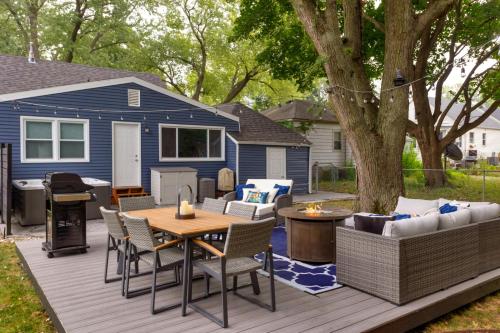 Near Drake/Downtown packed w/Amenities - Hot Tub - Movie Theater in Des Moines, USA